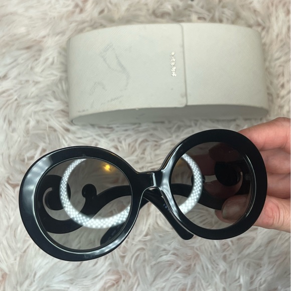 Prada sunglasses with case - Picture 1 of 13